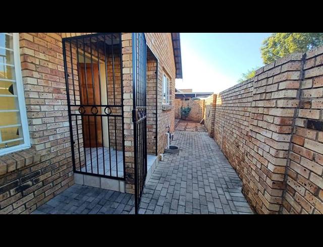 3 BEDROOM TOWNHOUSE FOR SALE IN ANNLIN